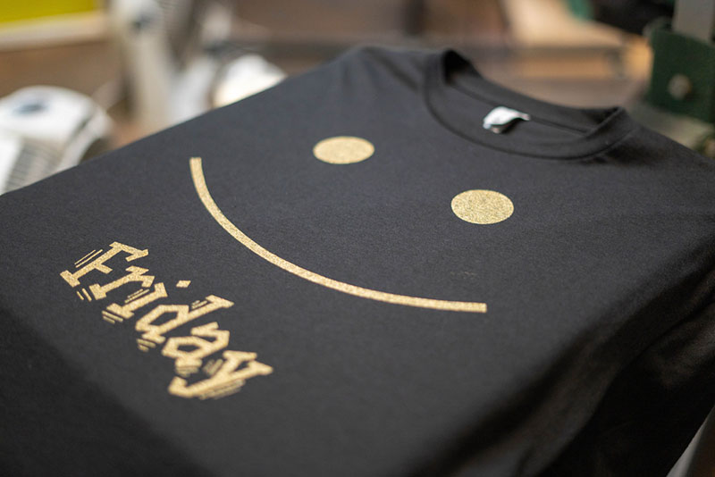 Comment entretenir, repasser et plier un tee-shirt imprimé ? Faites appel à nos femmes de ménage.