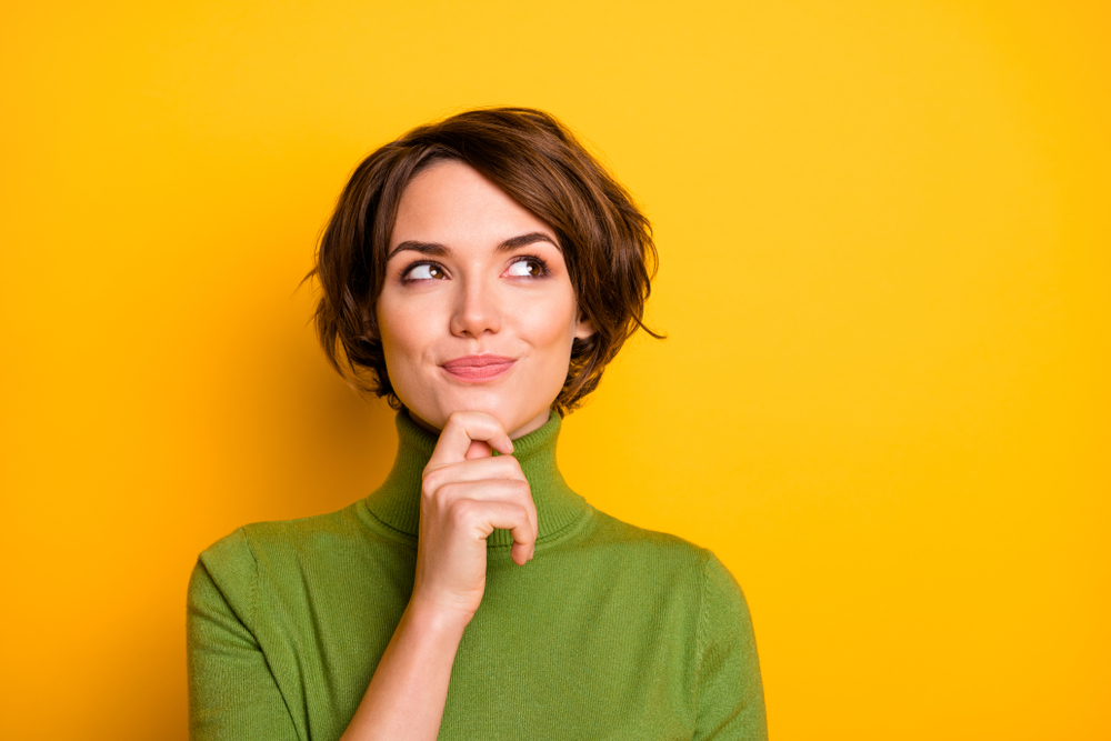 femme qui pense à son choix de fer à repasser 