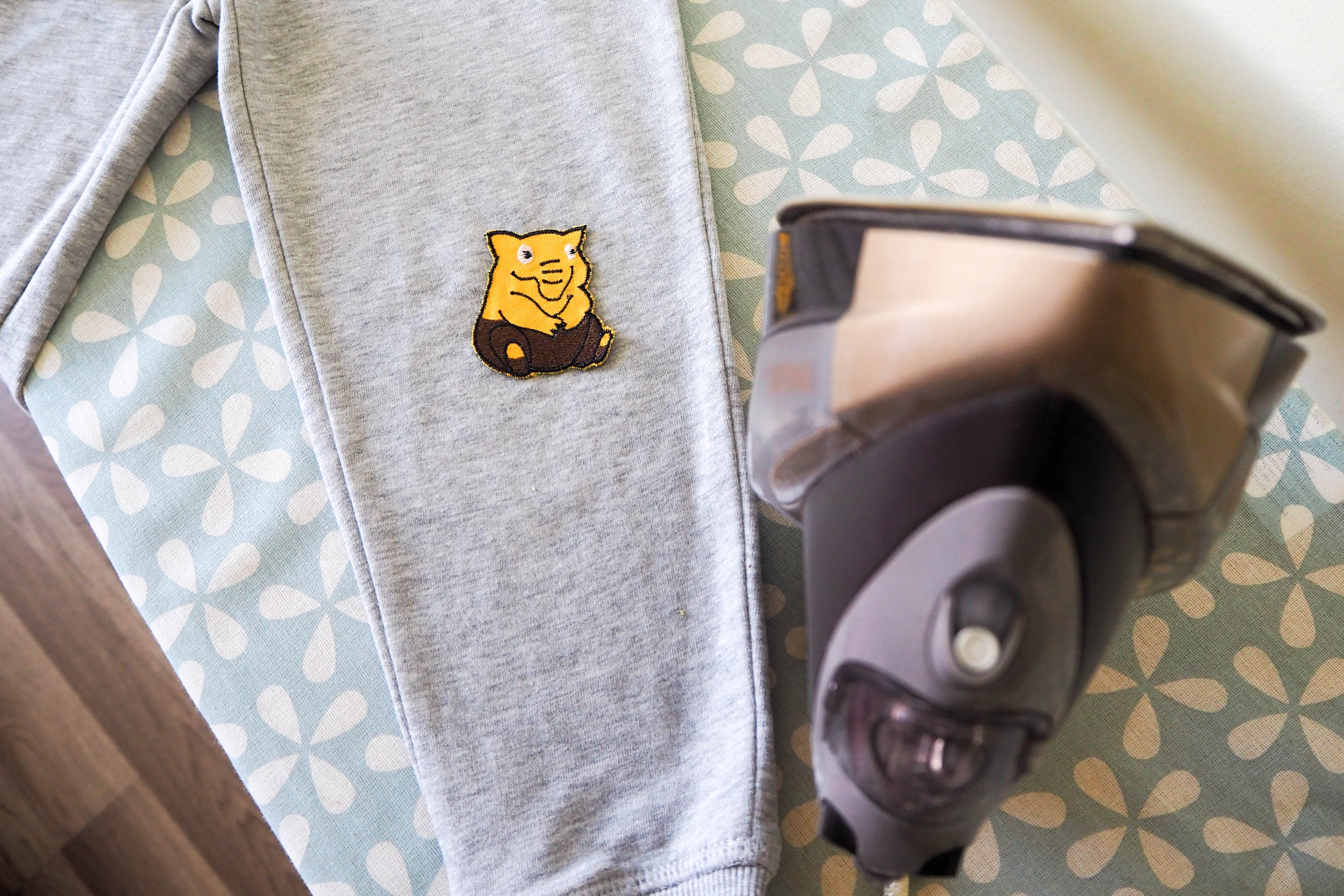 personnalisation de vêtement avec des patch thermocollant patch prêt à être collé sur une manche de sweat