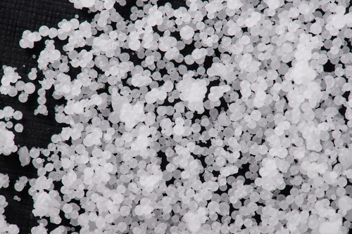 gels de silice dispersés sur un fond noir