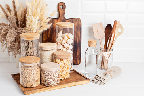 Bocaux avec aliments secs sur un plan de travail