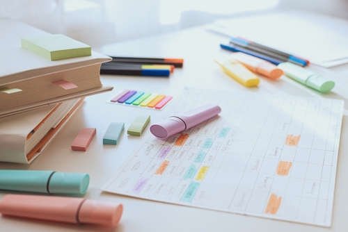 Calendrier et surligneurs sur un bureau