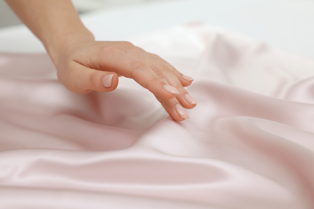 femme touchant un tissu délicat