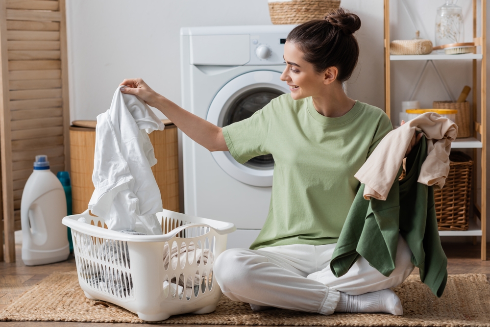 Préparation des vêtements : bien trier avant de commencer Femme triant du linge