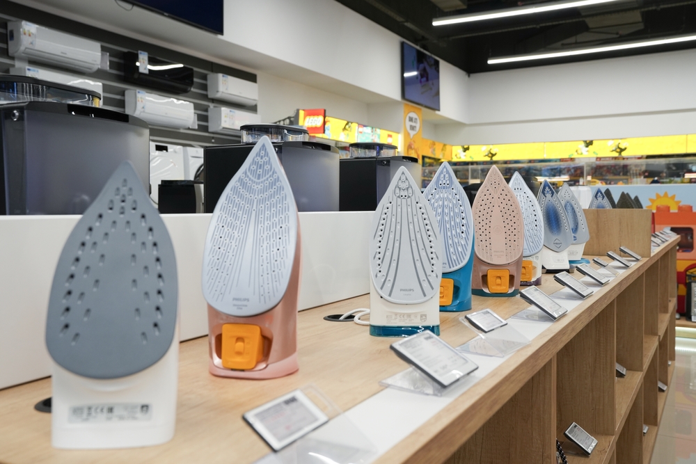 rayon de magasin avec plusieurs fers à repasser