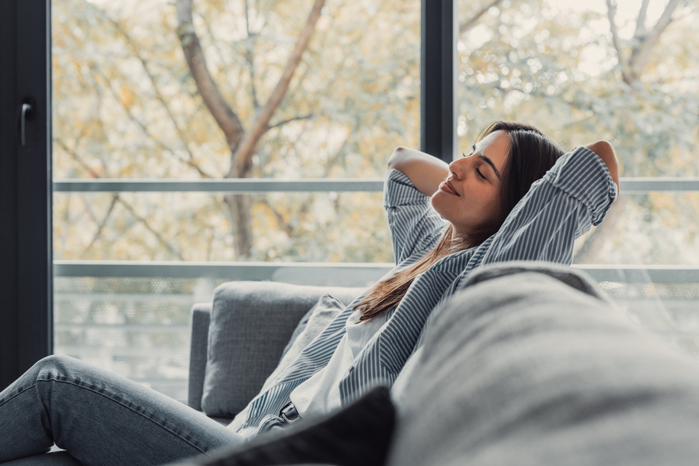 Femme se relaxant dans un canapé 