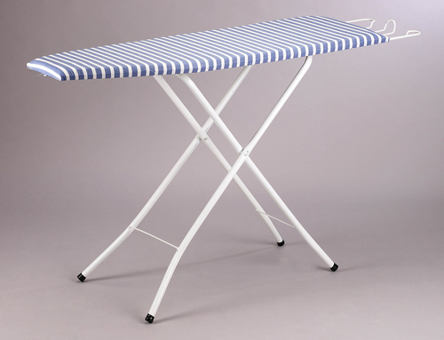 table à repasser rayé blanche et bleue